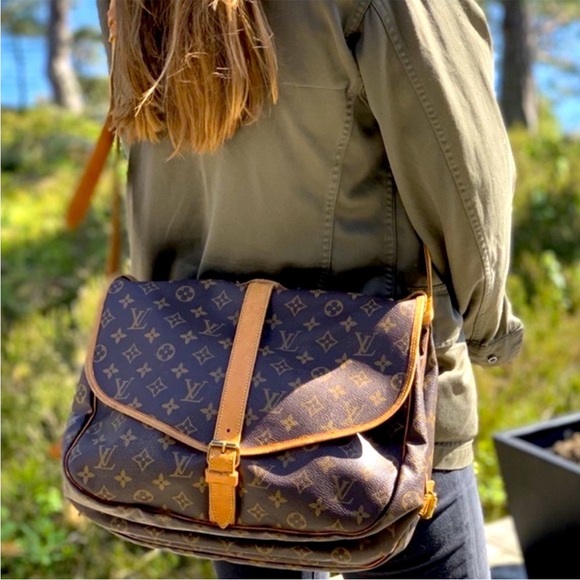 LOUIS VUITTON Saumur 35 Monogram
Messenger Crossbody Saddle Bag - Picture 6 of 13